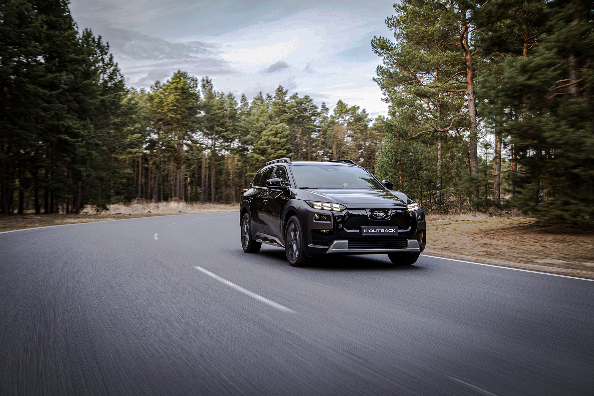 Subaru e-Outback melns krosovers braucienā