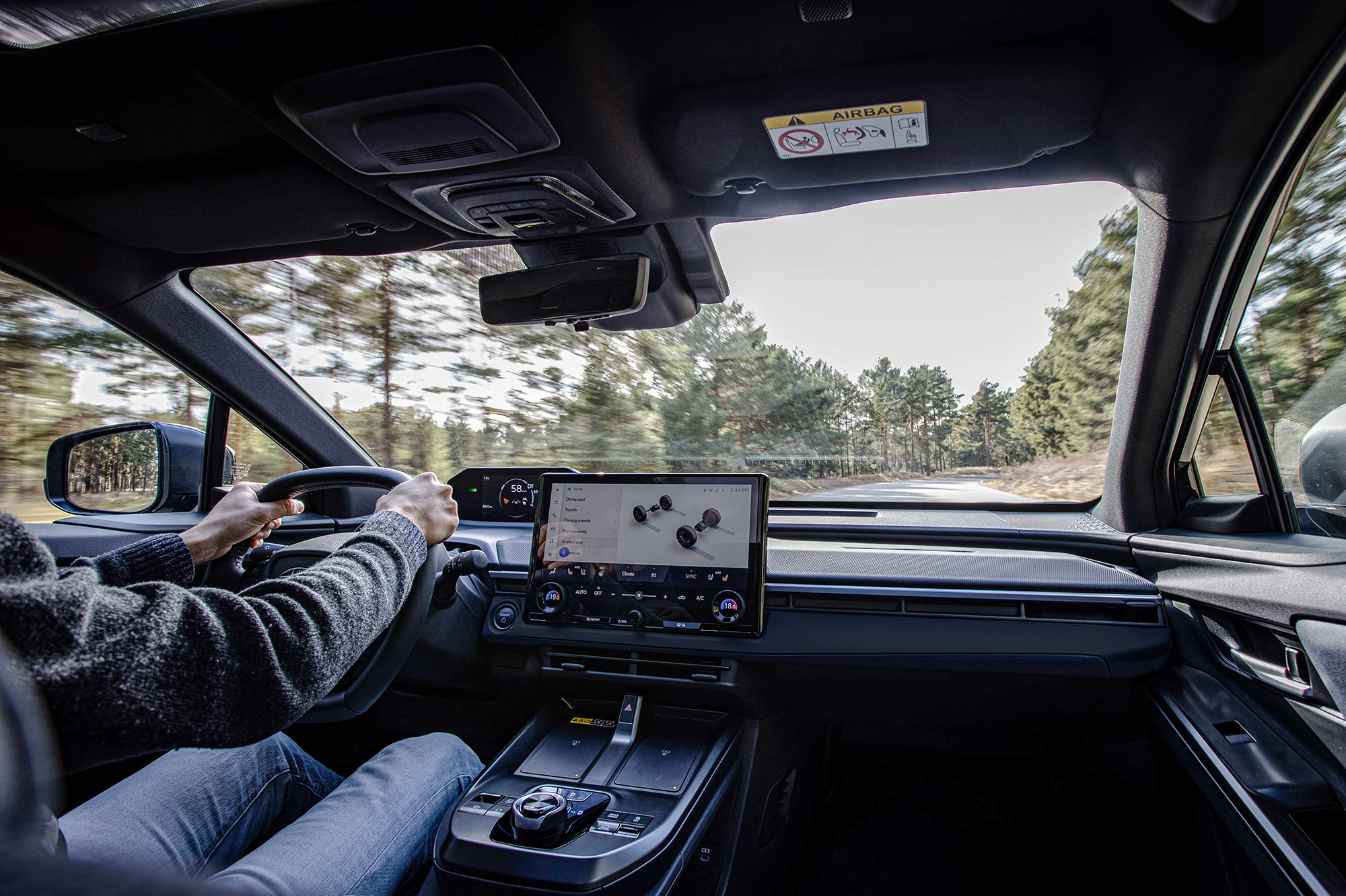 Subaru e-Outback melns elektroauto profils un dizains