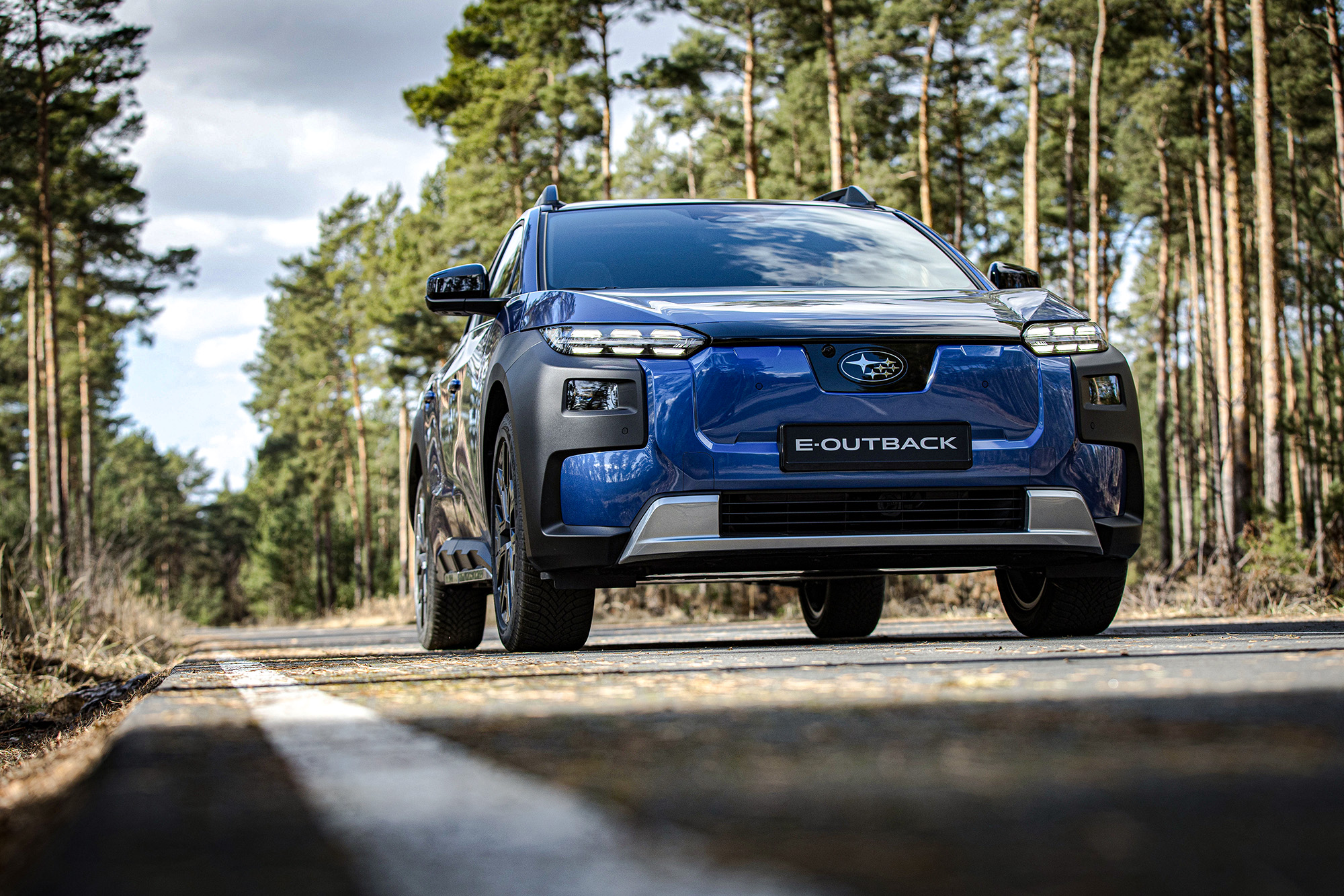 Subaru e-Outback zils elektroauto uz ceļa
